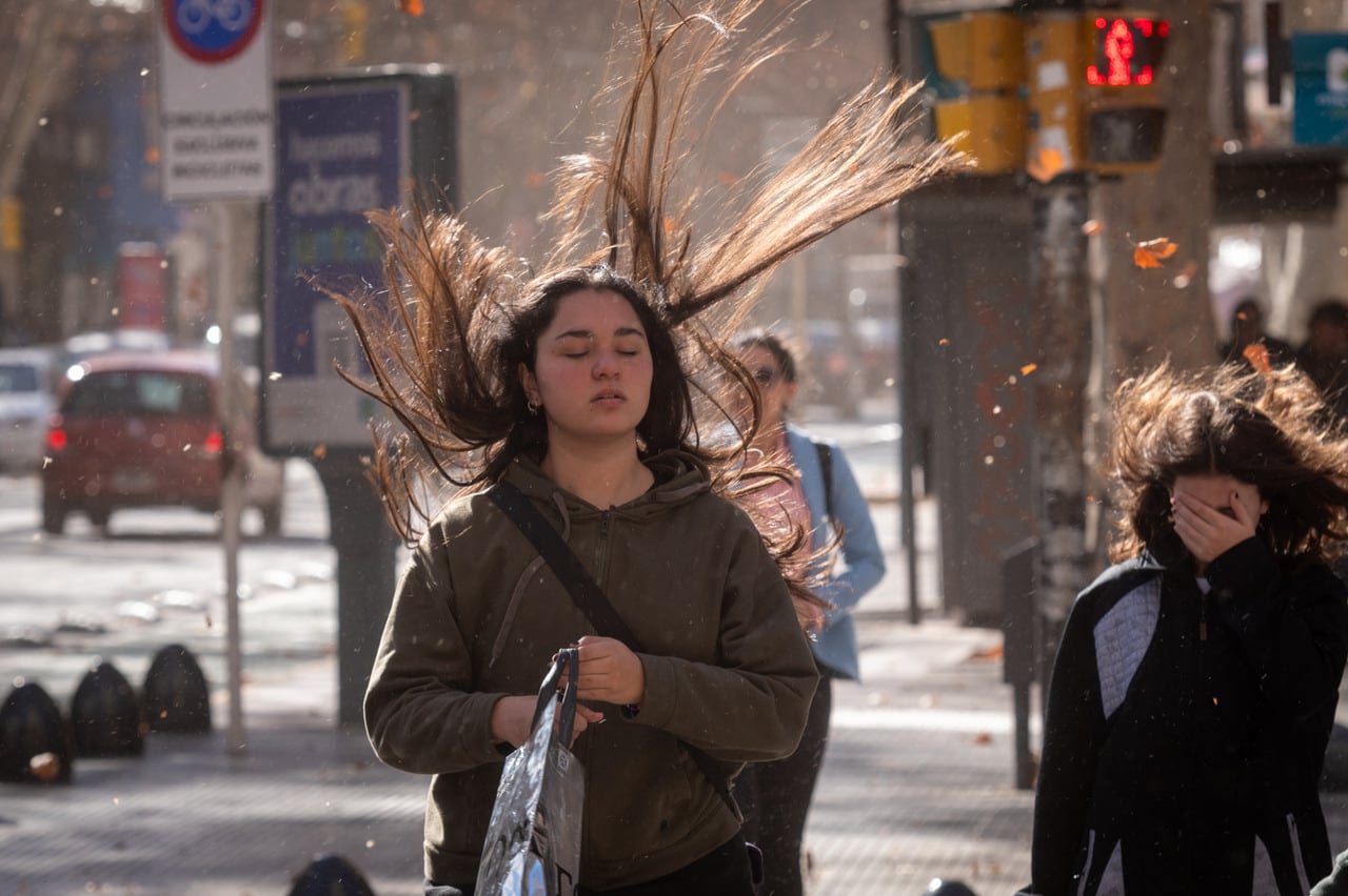 Para este viernes ell viento Zonda bajo al llano y con rafagas de fuerte intesidad en la ciudad de Mendoza.
 
Foto: Ignacio Blanco / Los Andes