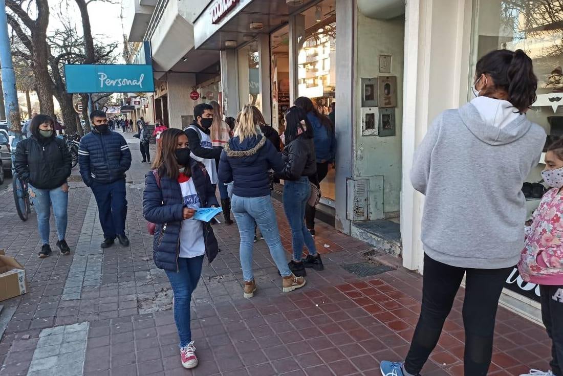 Jóvenes voluntarios recorrieron los comercios rafaelinos