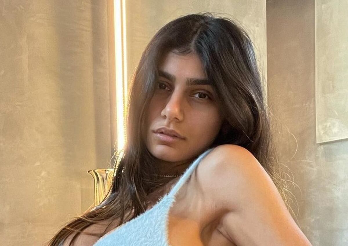 Mia Khalifa publicó fotos de espalda en bikini: una al natural y otra con filtro