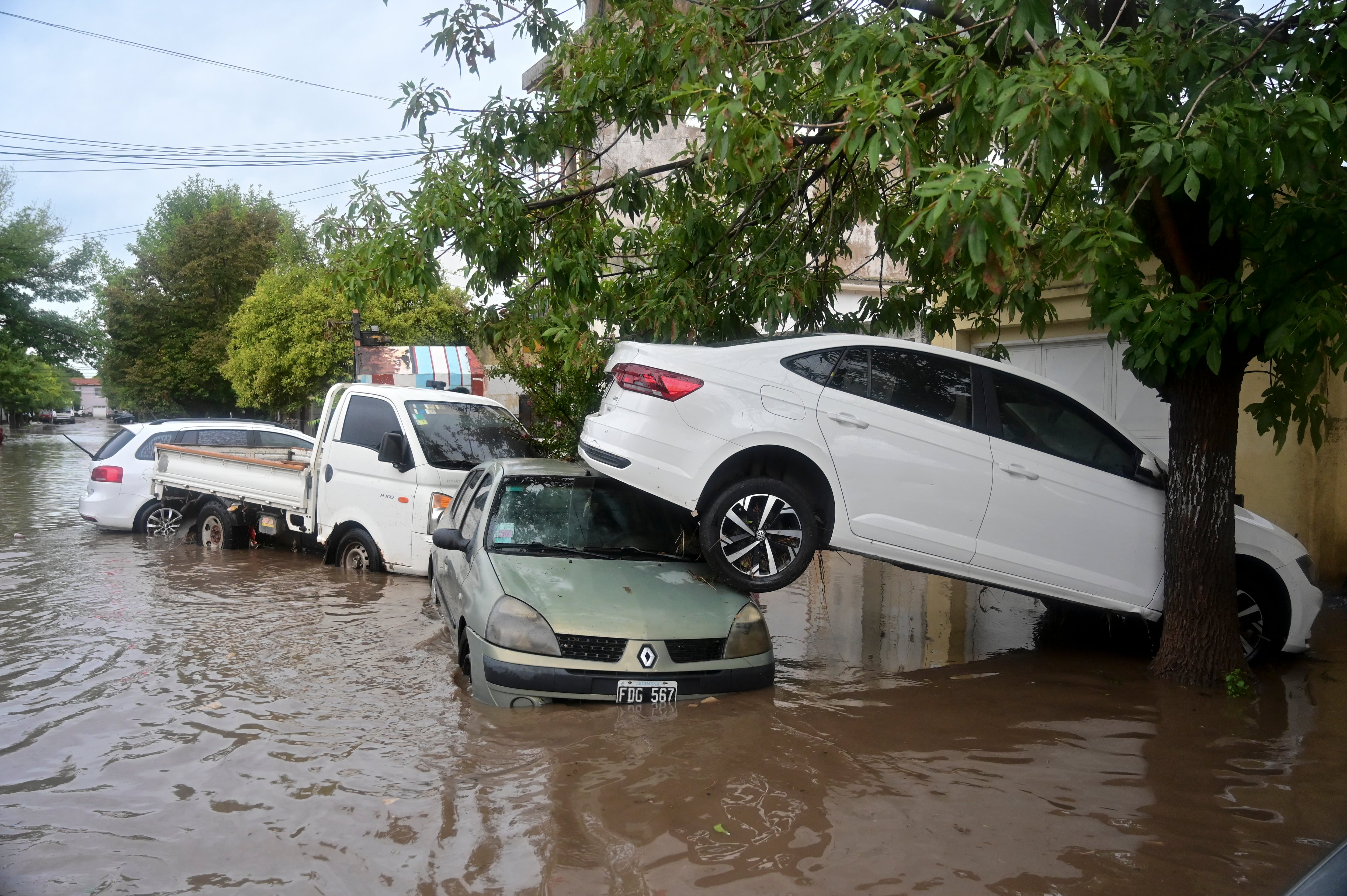 Vehículos estacionados en una calle inundada después de una tormenta, el viernes 7 de marzo de 2025, en Bahía Blanca, Argentina. (AP Foto/Juan Sebastian Lobos)