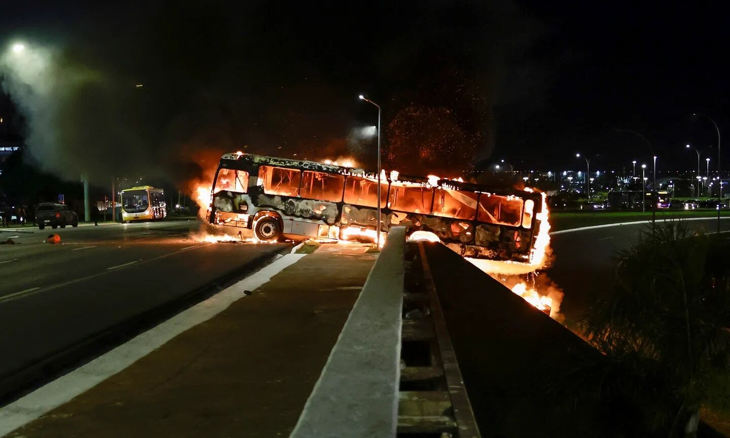 Quemaron autos y colectivos.