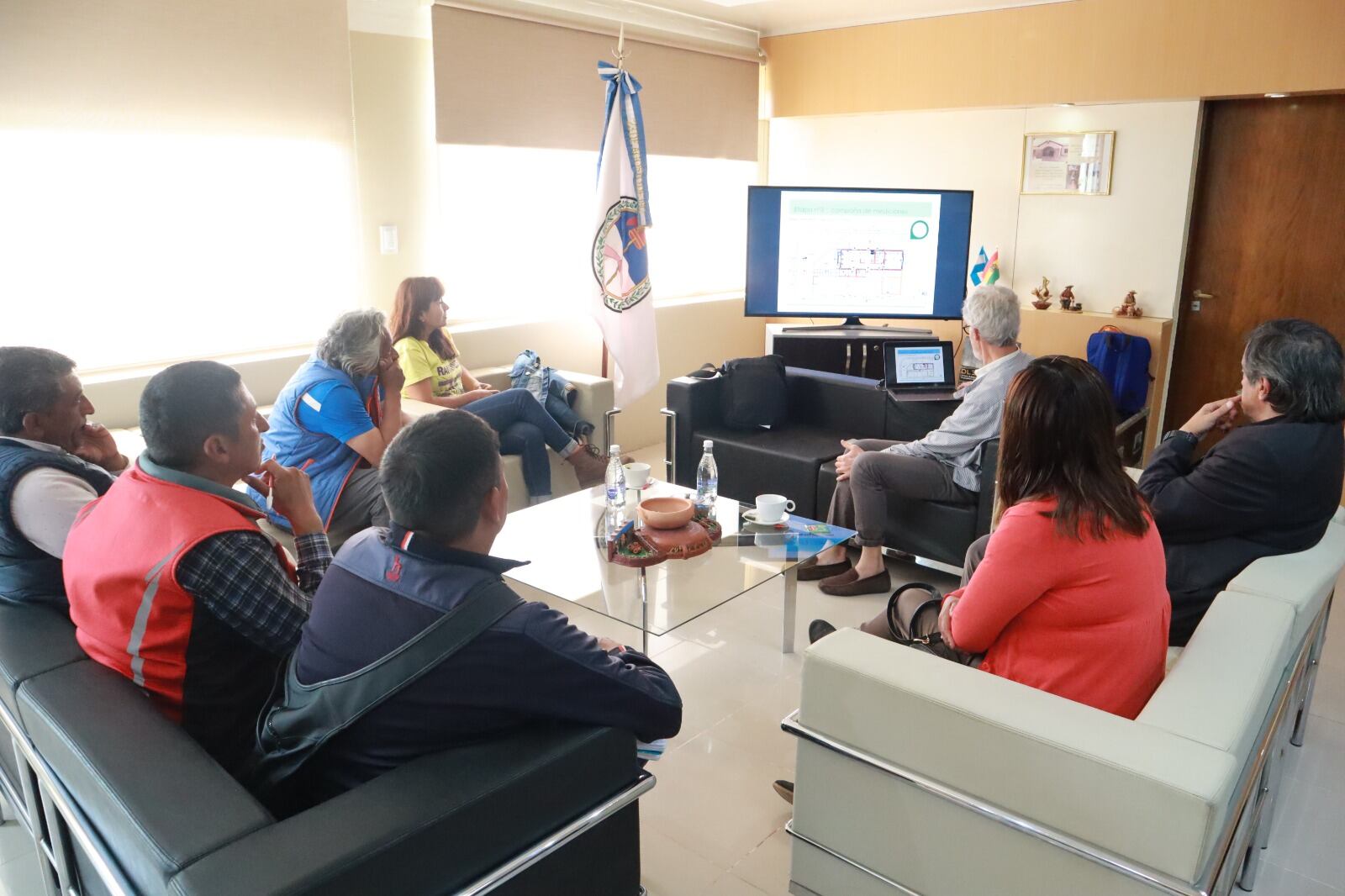 Funcionarios de la Municipalidad de La Quiaca reunidos con el arquitecto Daniel Kaufmann, en su visita a esa ciudad de la Puna jujeña.