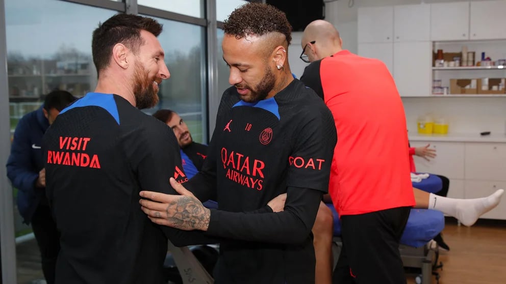 Lionel Messi volvió a los entrenamientos en el PSG y el club lo recibió con honores.