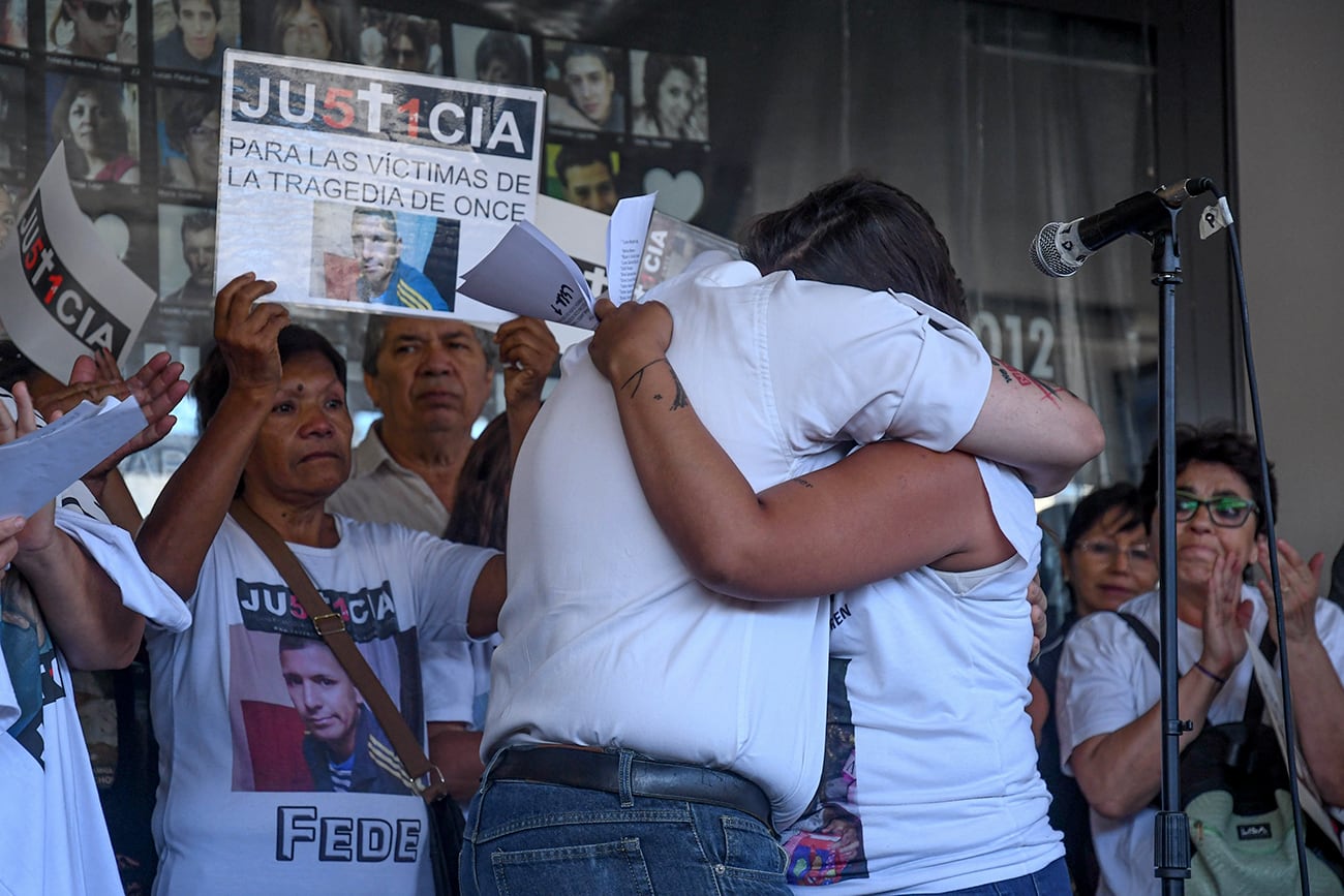 Familiares y amigos de víctimas de la tragedia de Once realizaron esta mañana un acto homenaje para ''mantener viva la memoria'' al cumplirse el 12avo aniversario del siniestro ferroviario.