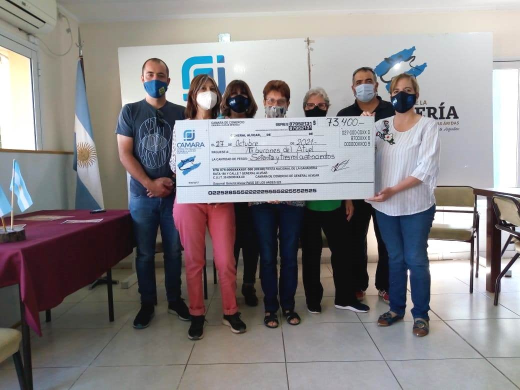 El Té solidario de la Fiesta de la Ganadería reunió y entregó $73.400 a los Tibuones del Atuel.