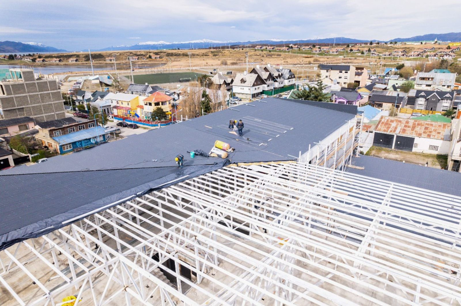 A buen ritmo avanza el techado del Centro de rehabilitación Ushuaia