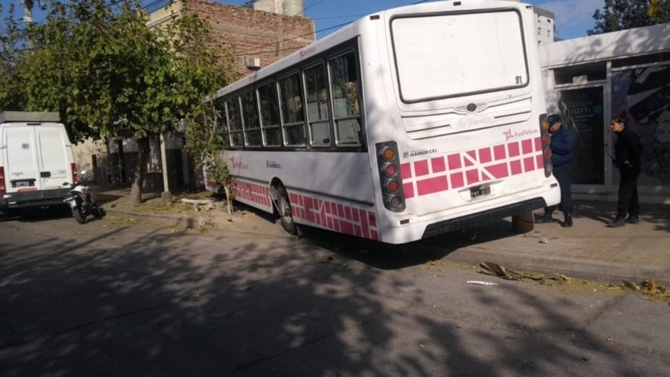 El colectivo se incrustó de lleno en una vivienda luego de que el conductor se descompensara y perdiera el control del vehículo.