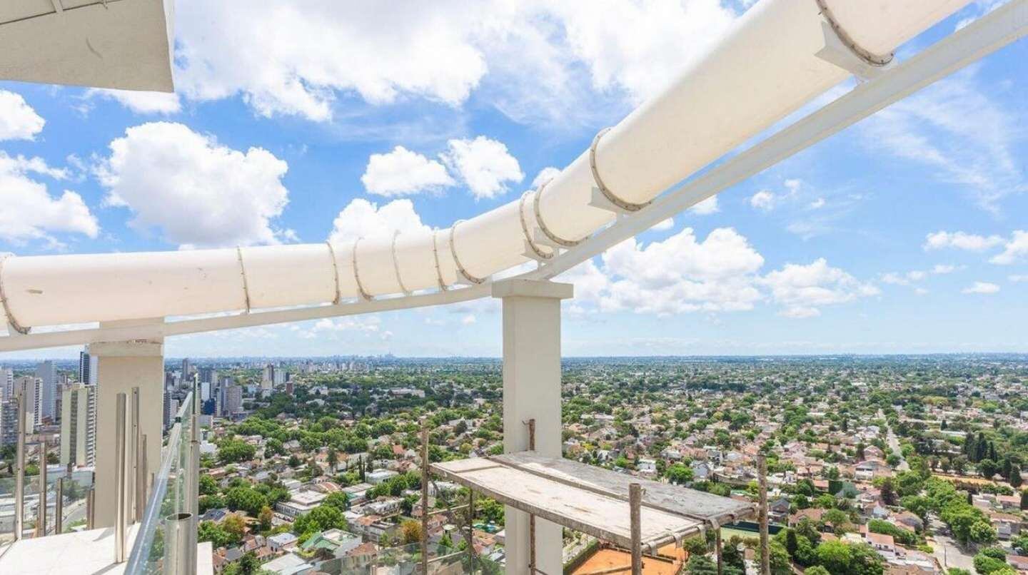 El departamento cuenta con una pileta de 12 metros, junto a una terraza privada y parrilla.