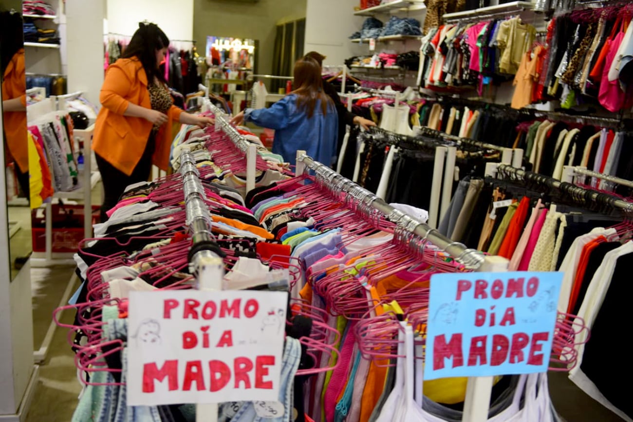 Ventas por el día de la madre en el centro de la ciudad de Córdoba. (José Gabriel Hernández / La Voz)