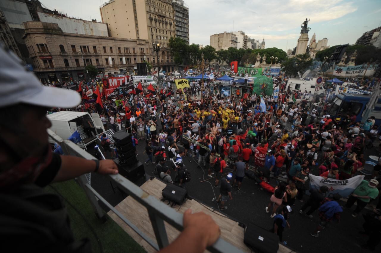 Organizaciones políticas, movimientos sociales y sindicatos se manifestaron esta tarde frente al Congreso Nacional para celebrar el Día de la Militancia Peronista. (Foto: Federico López Claro)