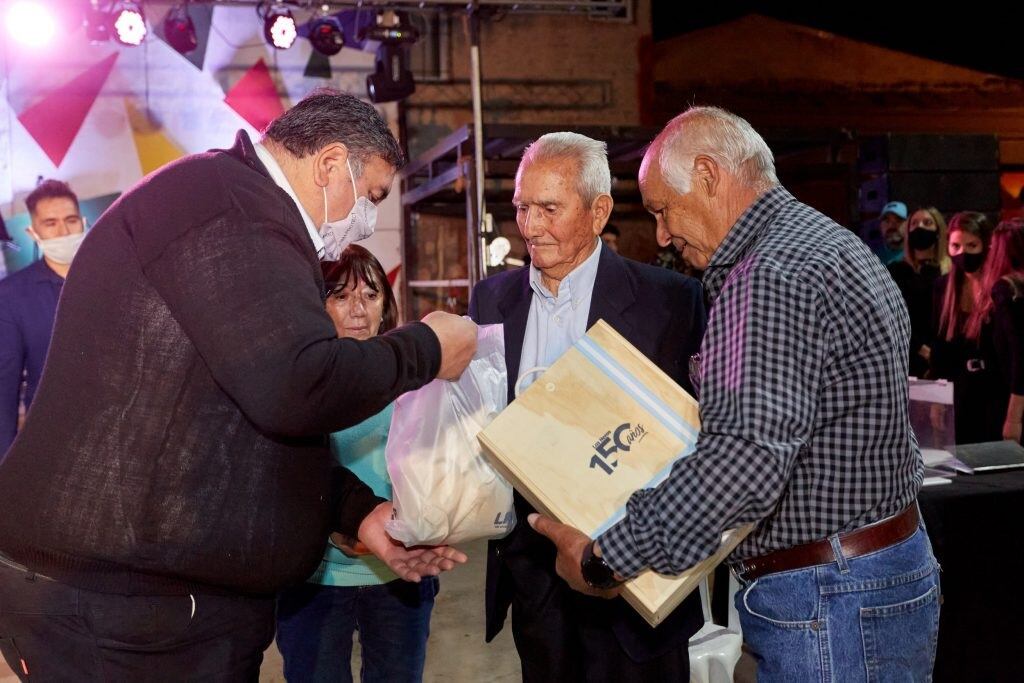 Don Santos Pizarro, cumplió sus 97 años el día de la fiesta. Recibió una distinción especial por ser el uspallatino más lonjevo de los pueblos cordilleranos de Las Heras. Gentileza MLH