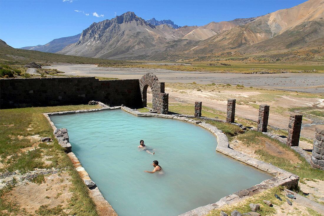 EL VIEJO HOTEL EL SOSNEADO UBICADO SOBRE LA RUTA 220 DONDE ESTA PROYECTADO EL PASO INTERNACIONAL LAS LEÑAS