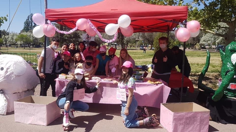 Los chicos venden diferentes tipos de comestibles en sus kioscos. EL dinero recaudado se destina para los diferentes eventos de los egresados, ya sea para sus viajes o fiestas.