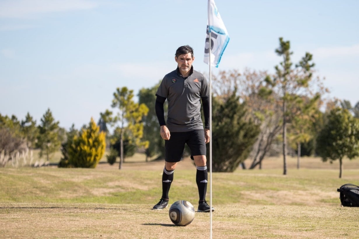 Roberto Fabián Ayala y el footgolf. (Gentileza El Entre Ríos).