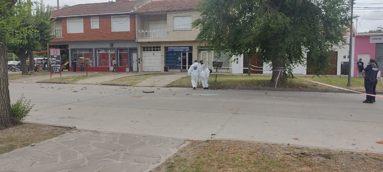 Los peritos trabajando en el lugar del hecho.