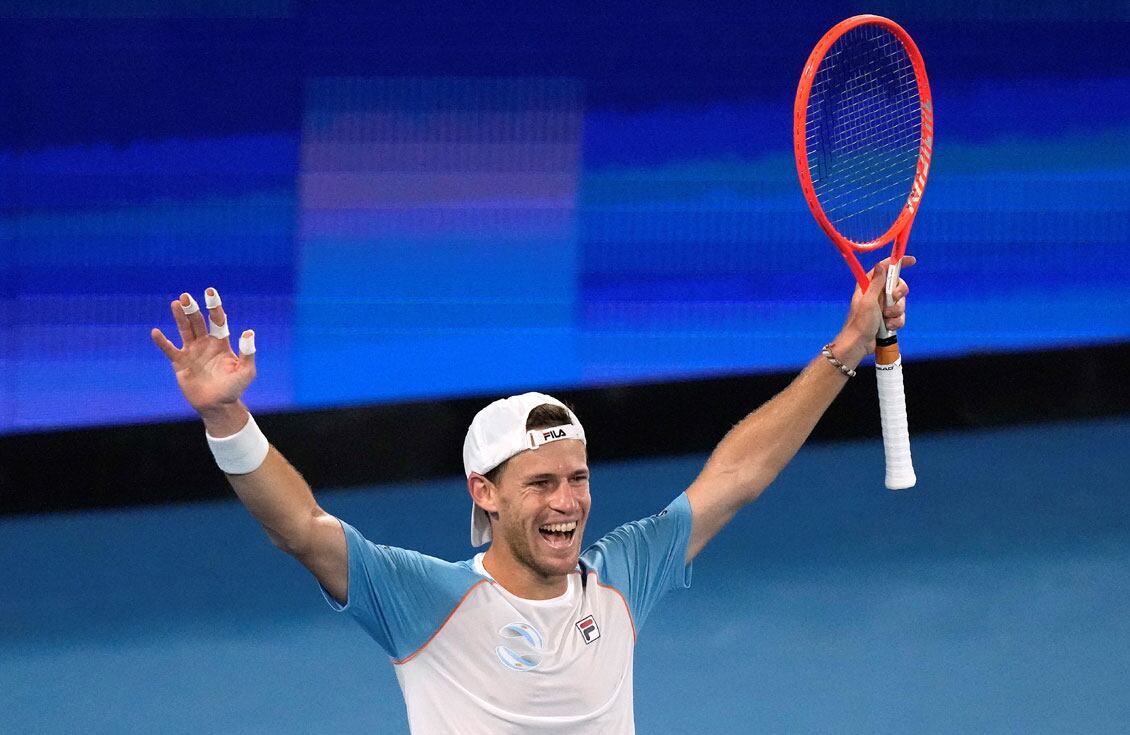 Pura alegría para Diego Schwartzman después de vencer a Tstitsipas en la ATP Cup por 6-7, 6-3 y 6-3.