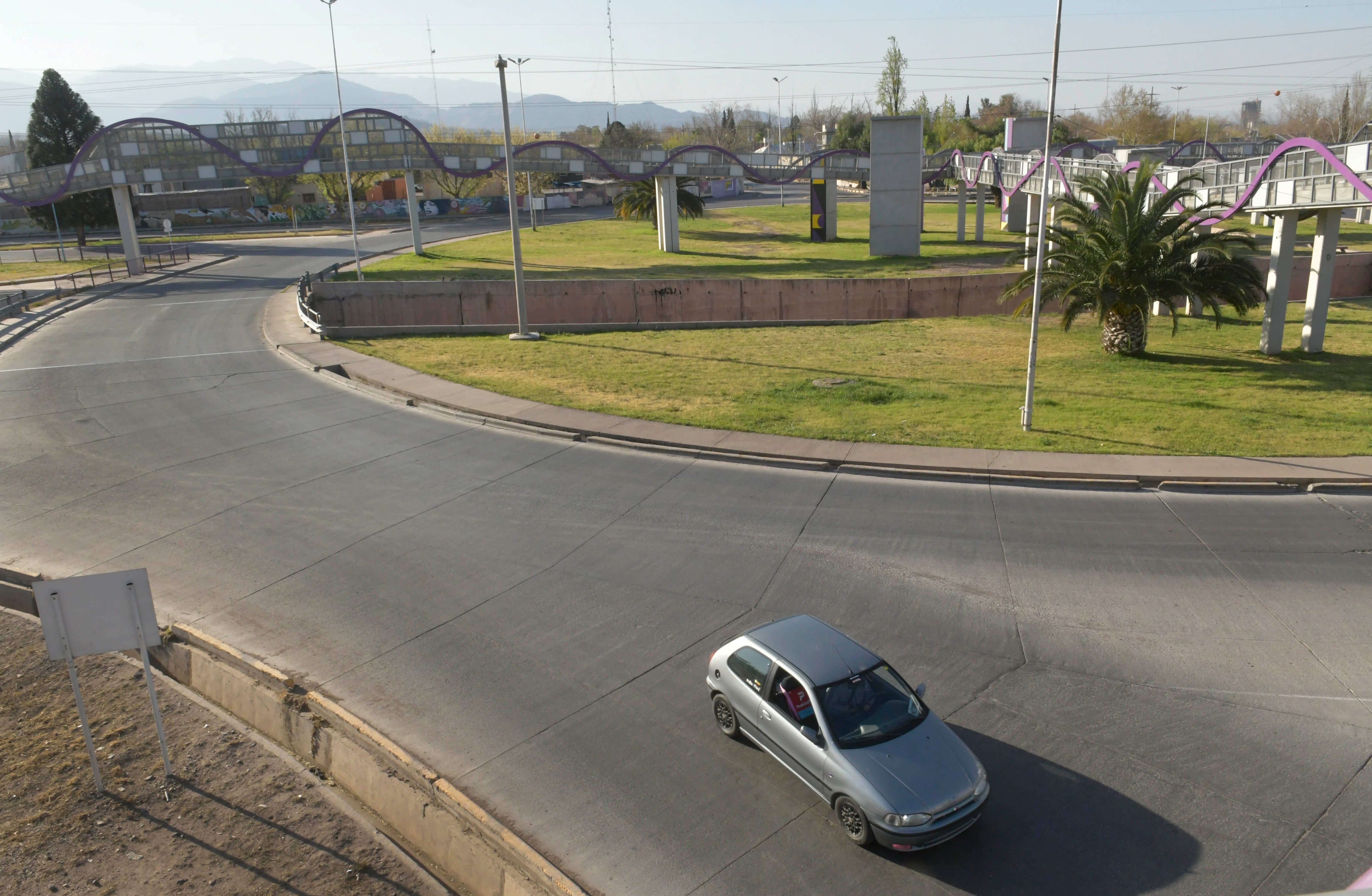 Un repartidor de bebidas fue asaltado, obligado a subir a un auto, y lo abandonaron en la rotonda del Corredor del Oeste y Carola Lorenzini. 