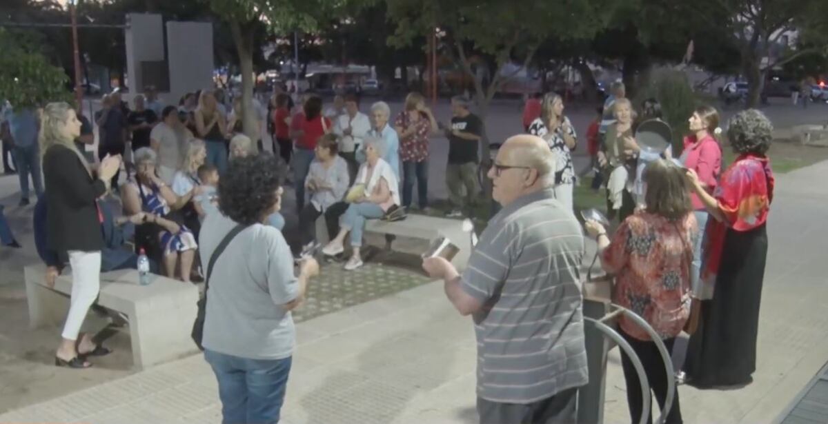 Arroyito: vecinos autoconvocados se reunieron en la plaza 25 de Mayo para protestar por el presupuesto y tarifaria