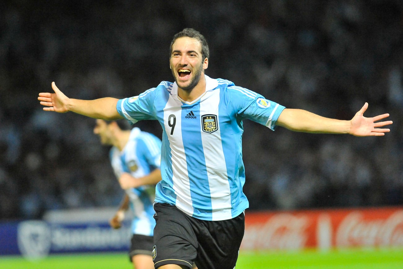 Gonzalo Higuaín festeja su gol en el estadio Kempes. (La Voz / archivo)