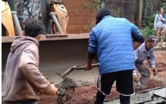 Construyen cordón cuneta y empedrado en Puerto Iguazú.