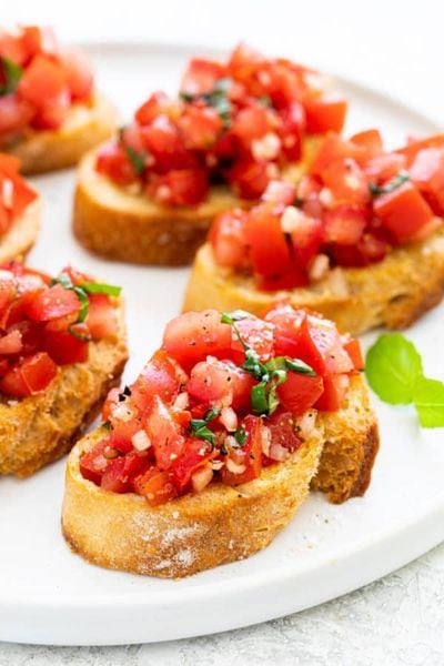 Las Bruschettas más conocidas son las de tomate, albahaca, aceite de oliva y ajo.