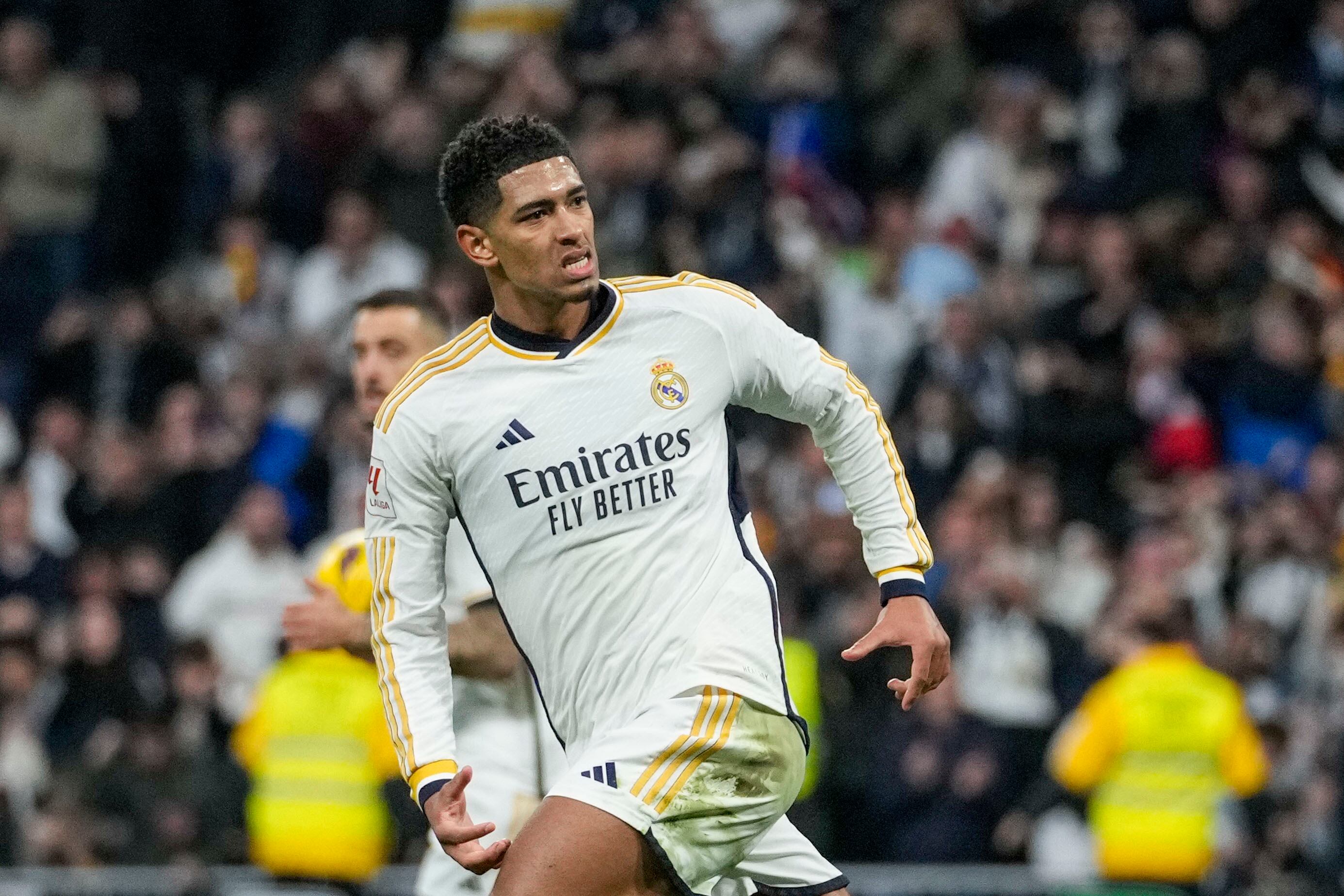 Jude Bellingham celebra tras anotar el primer gol del Real Madrid en la victoria 3-2 ante Almería en la Liga española, el domingo 21 de enero de 2024. (AP Foto/Bernat Armangue )