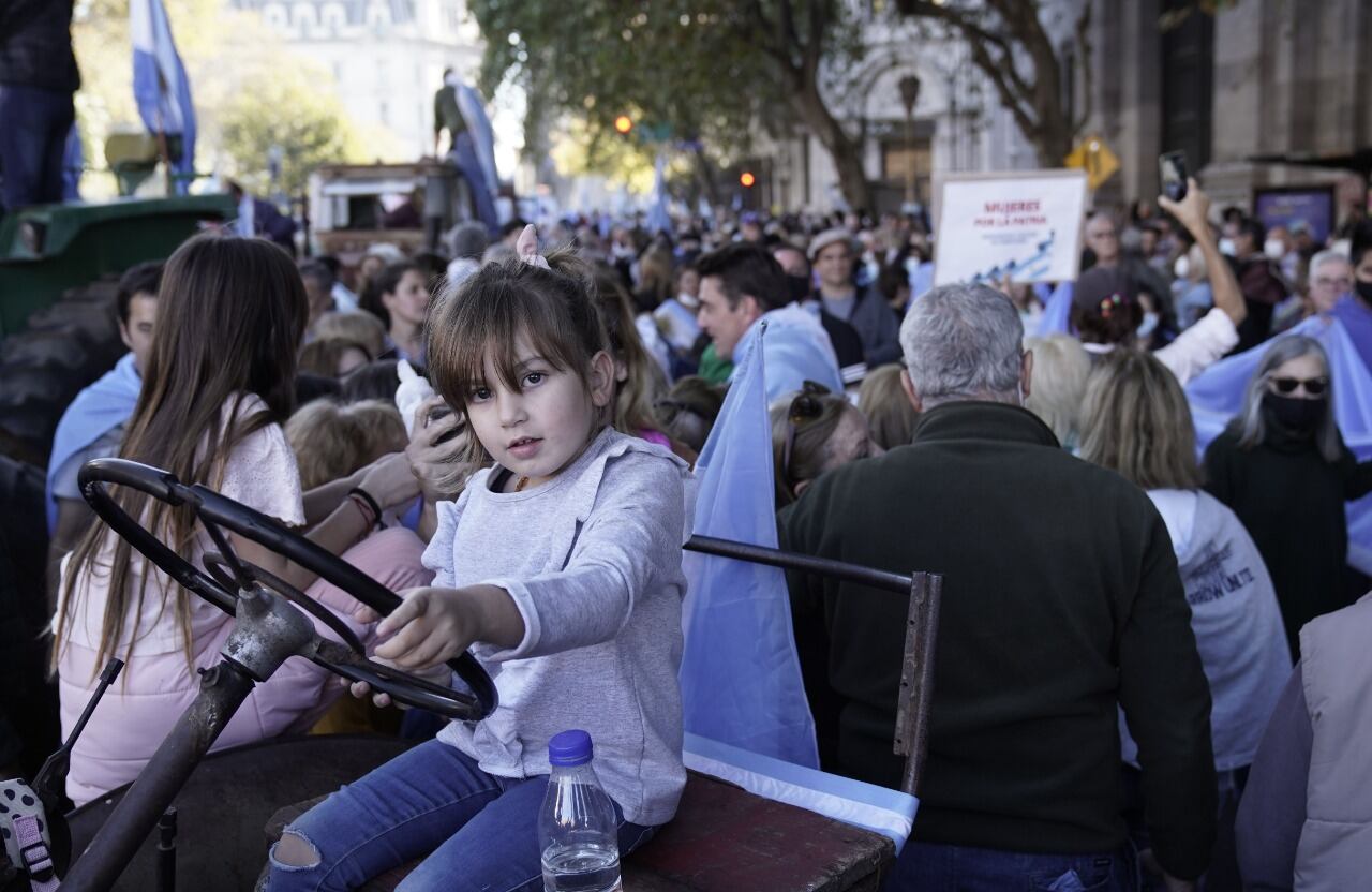 Decenas de agricultores llevaron este sábado unos treinta tractores hasta la Plaza de Mayo, en protesta contra la política económica del Gobierno de Alberto Fernández. (Federico López Claro)