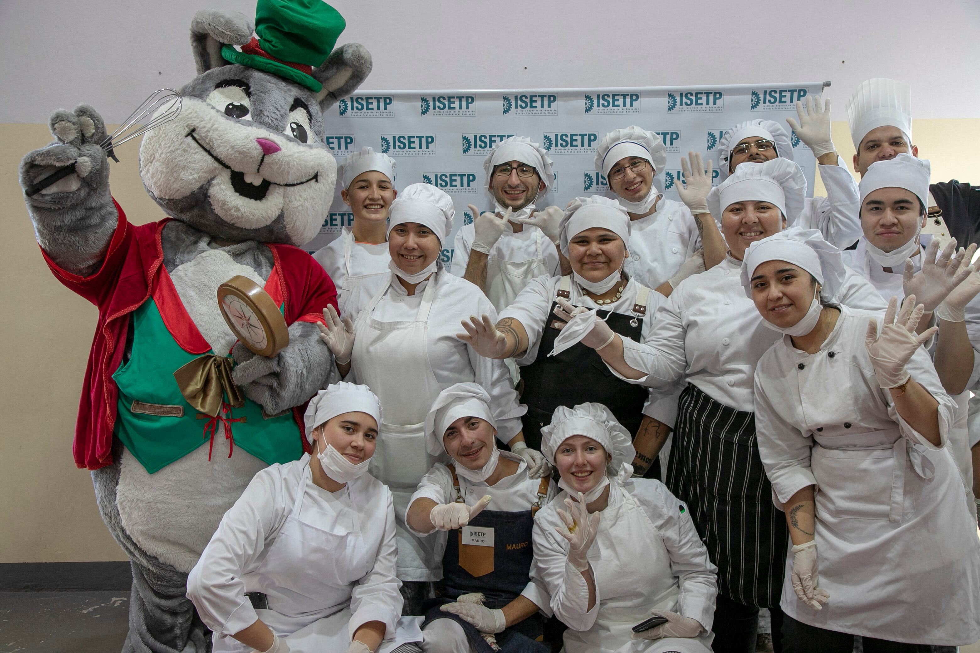 Bariloche batió su propio récord y creó la barra de chocolate más larga del mundo de 210 metros.