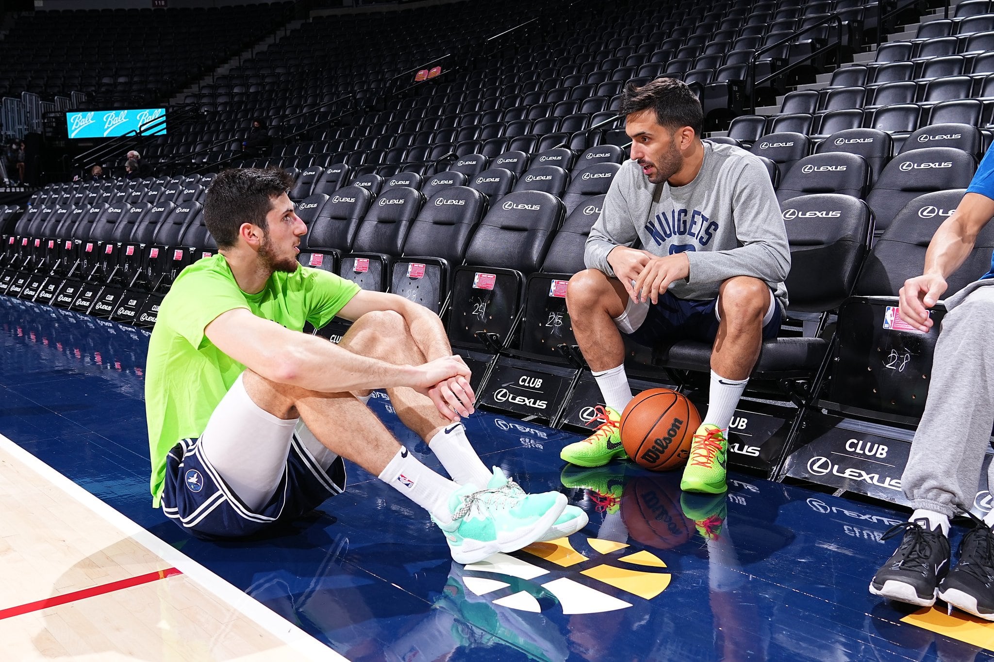 Momento cordobés cumbre en la NBA: Leandro Bolmaro y Facundo Campazzo charlando en la previa del partido de pretemporada entre sus equipos: Minnesota Timberwolwes y Denver Nuggets, respectivamente. (Prensa NBA)