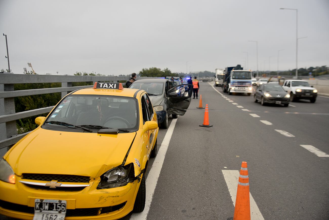 Siniestro vial en avenida de Circunvalación, a la altura del Kempes. Largas colas y demoras. 