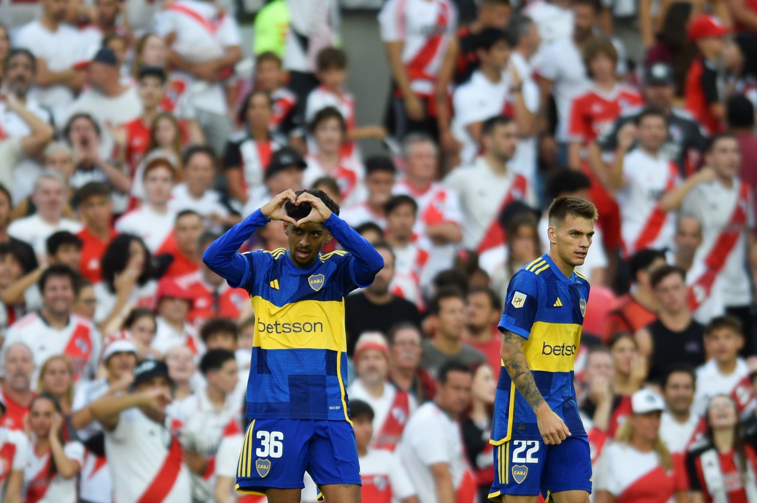 Cristian Medina puso el 1-1 de Boca ante River en el superclásico disputado en el Monumental. (AP)