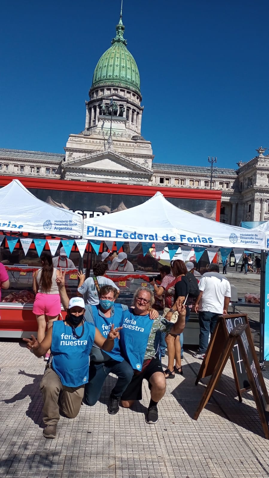 Trabajadores marplatenses trabajaron con sus puestos de carne y pescado en pleno corazón de Buenos Aires.