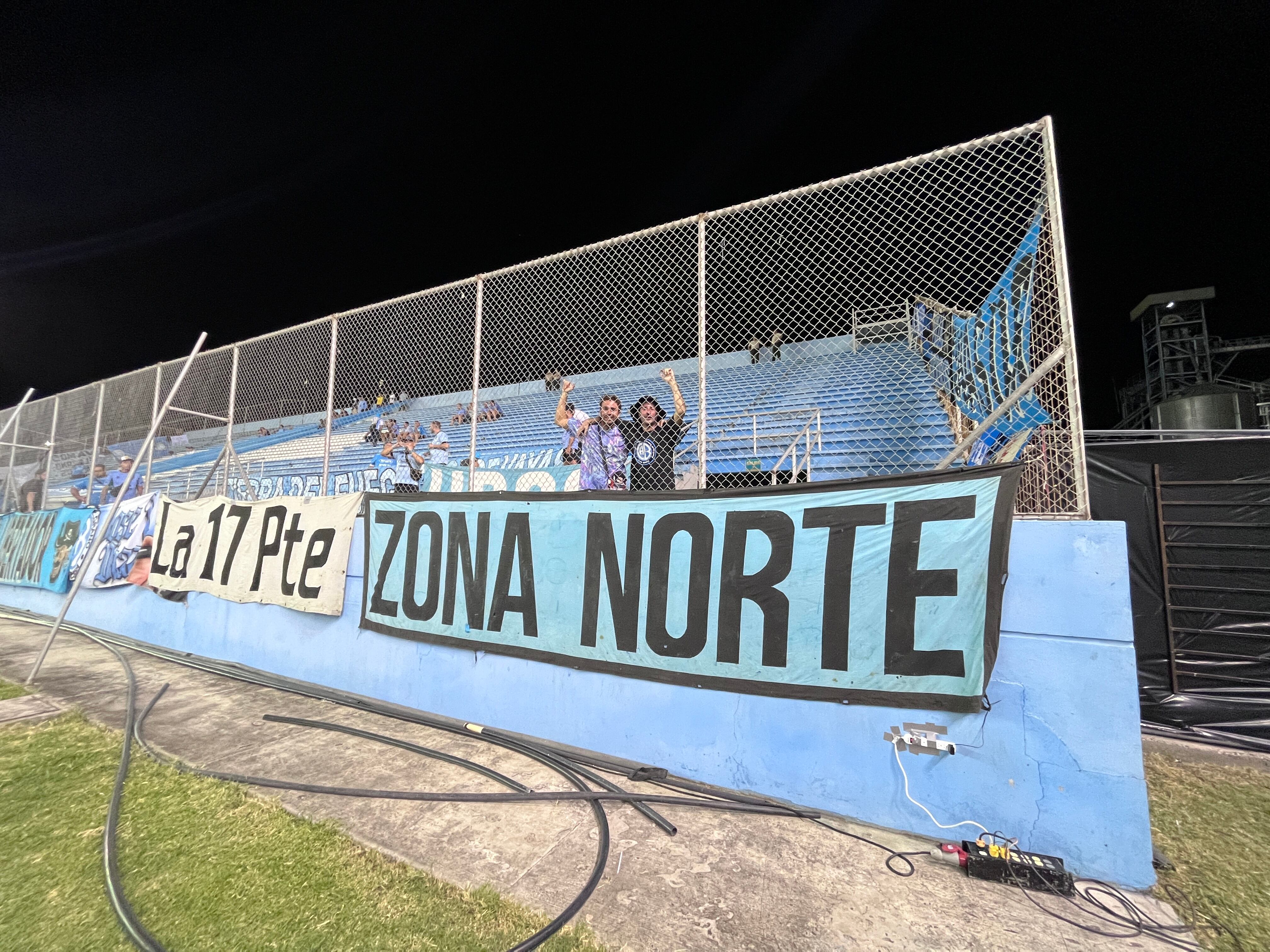 Hinchas y banderas de Belgrano, para apoyar al Pirata en Ecuador ante Delfín. (Prensa Belgrano)