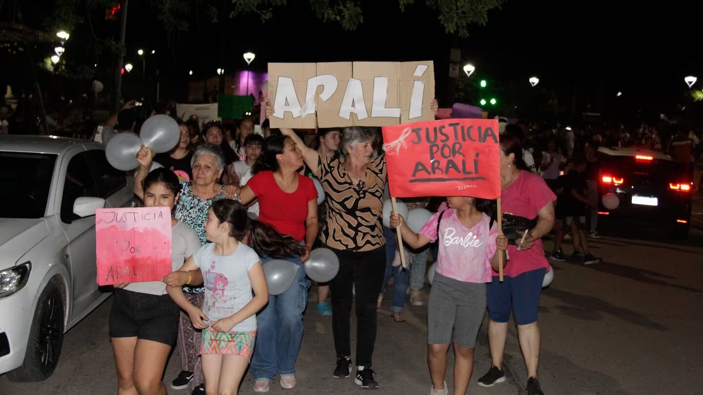 Masiva marcha en Brinkmann tras el crimen de Aralí Vivas. (El Doce)