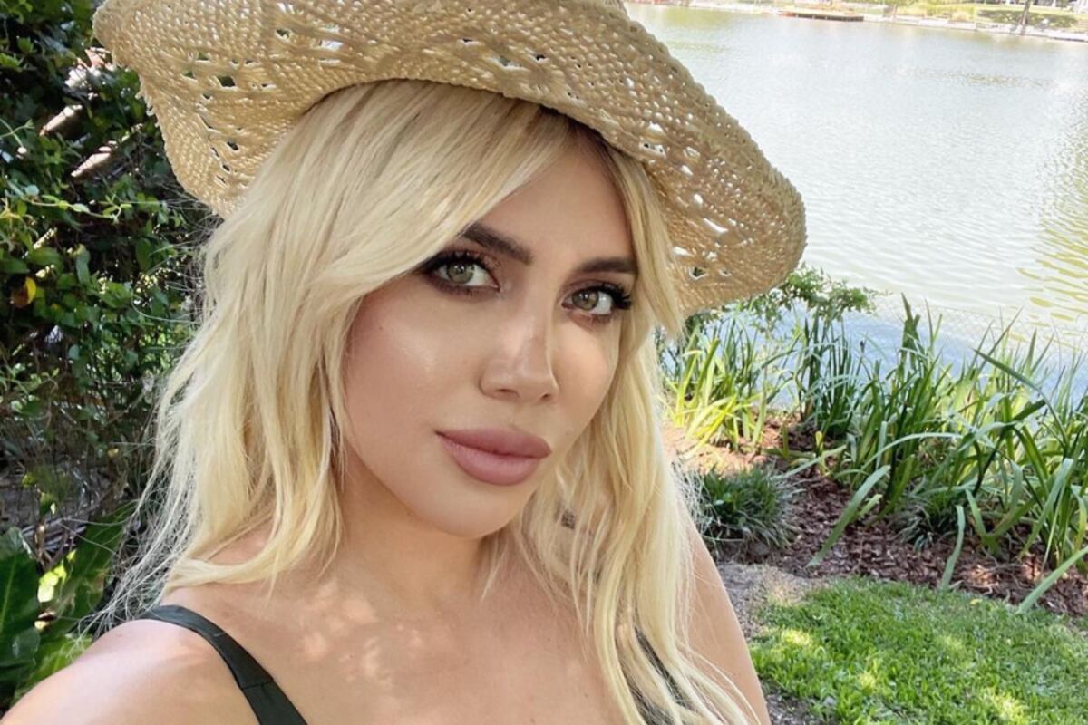 Wanda Nara deslumbró con una microbikini fucsia de su marca: cuánto cuestan sus bikinis