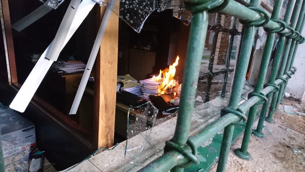 Vidrios rotos y fuego en el interior de una de las oficinas de Tribunales. Federico Fayad/Los Andes