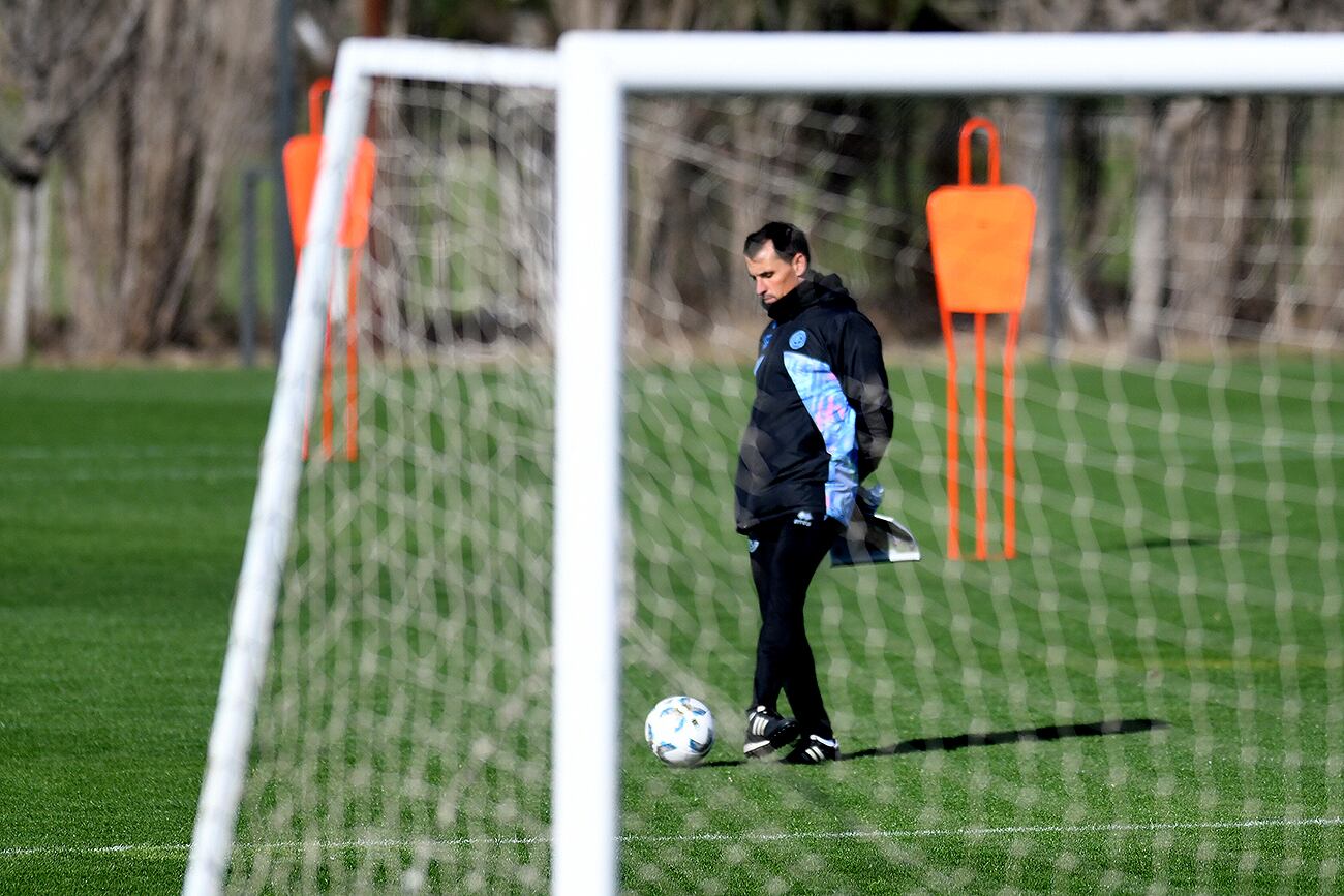 Entrenamiento de fútbol en el predio de Villa Esquiú. (Ramiro Pereyra / La Voz)