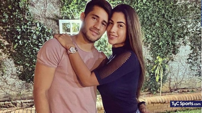 Iván Torres, exdefensor de Colón de Santa Fe y actual de Olimpia de Paraguay, junto a Cristina "Vita" Aranda, la influencer fallecida.