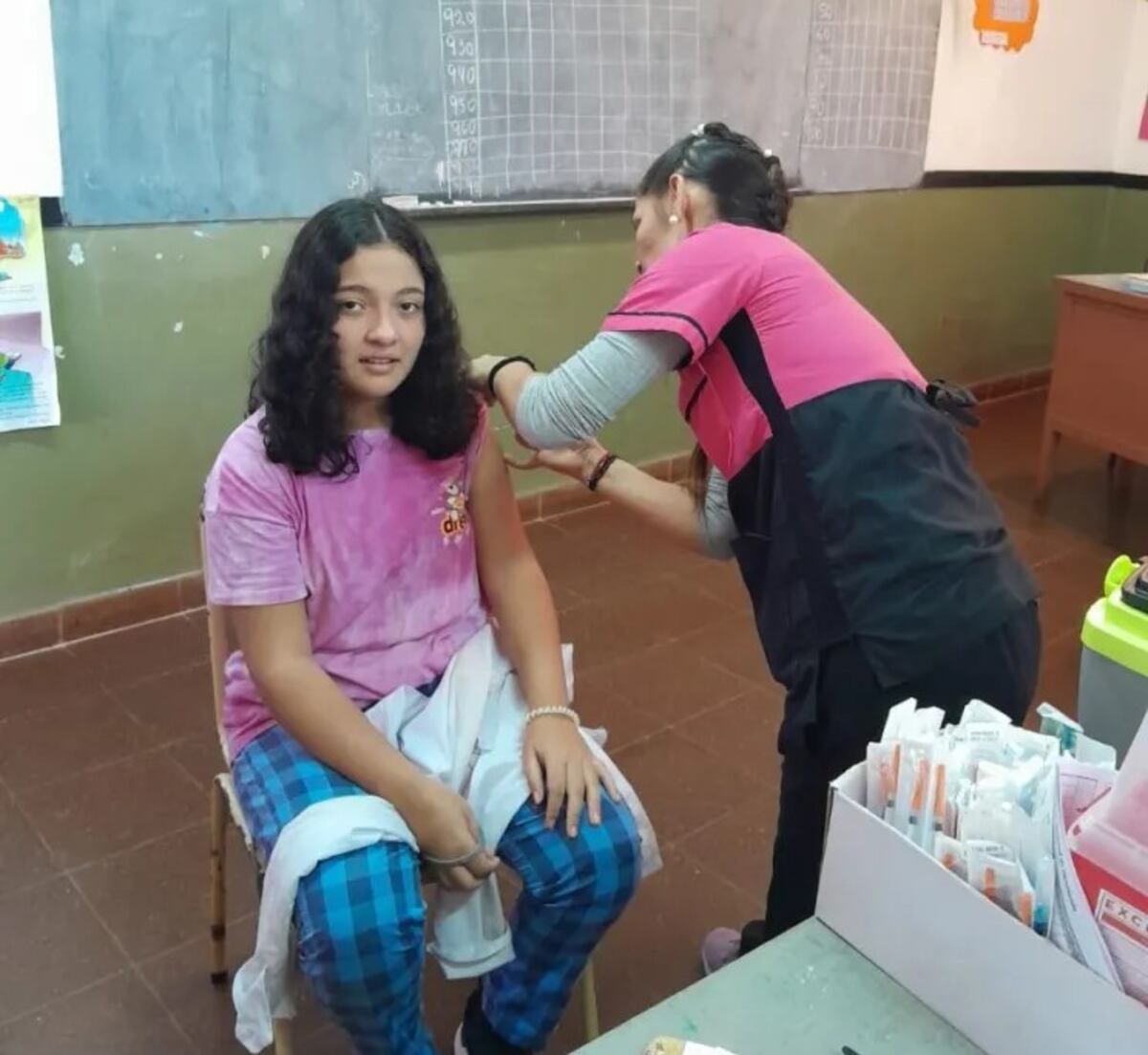 Avanza con éxito la campaña de vacunación en escuelas de Puerto Esperanza