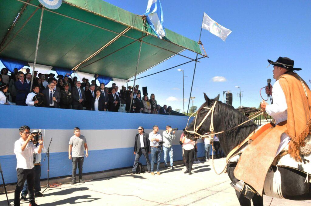 Un jinete pide la autorización de las autoridades ubicadas en el palco oficial, para iniciar el paso de los gauchos en el desfile de este 19 de Abril.