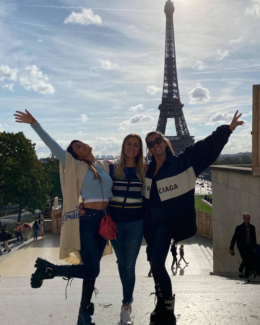 Las hermanas Balbi posaron junto a la rosarina durante el paseo familiar.