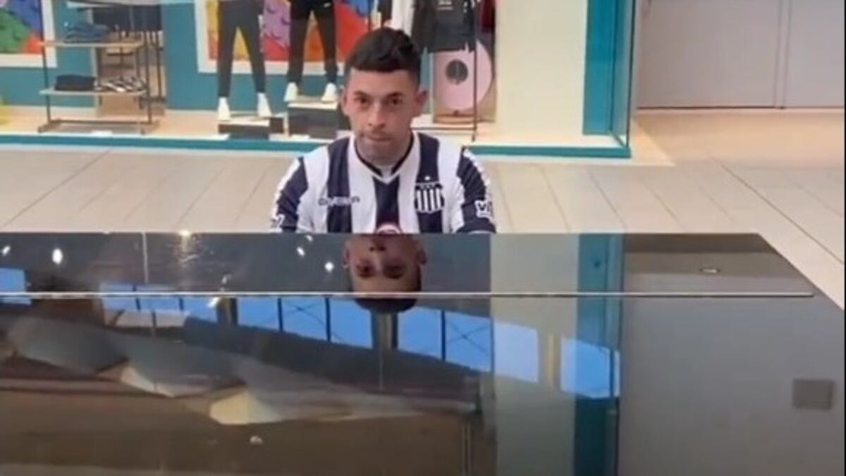 Un cordobés interpretó un “cuartetazo” en el piano de un shopping de Italia y fue furor en redes