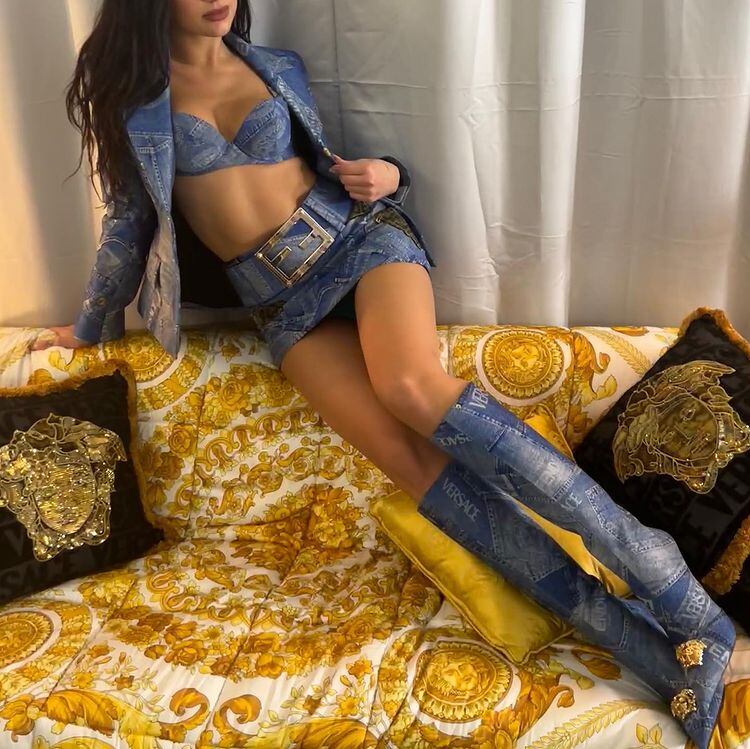 Dua Lipa posó con un top y una minifalda de jean.