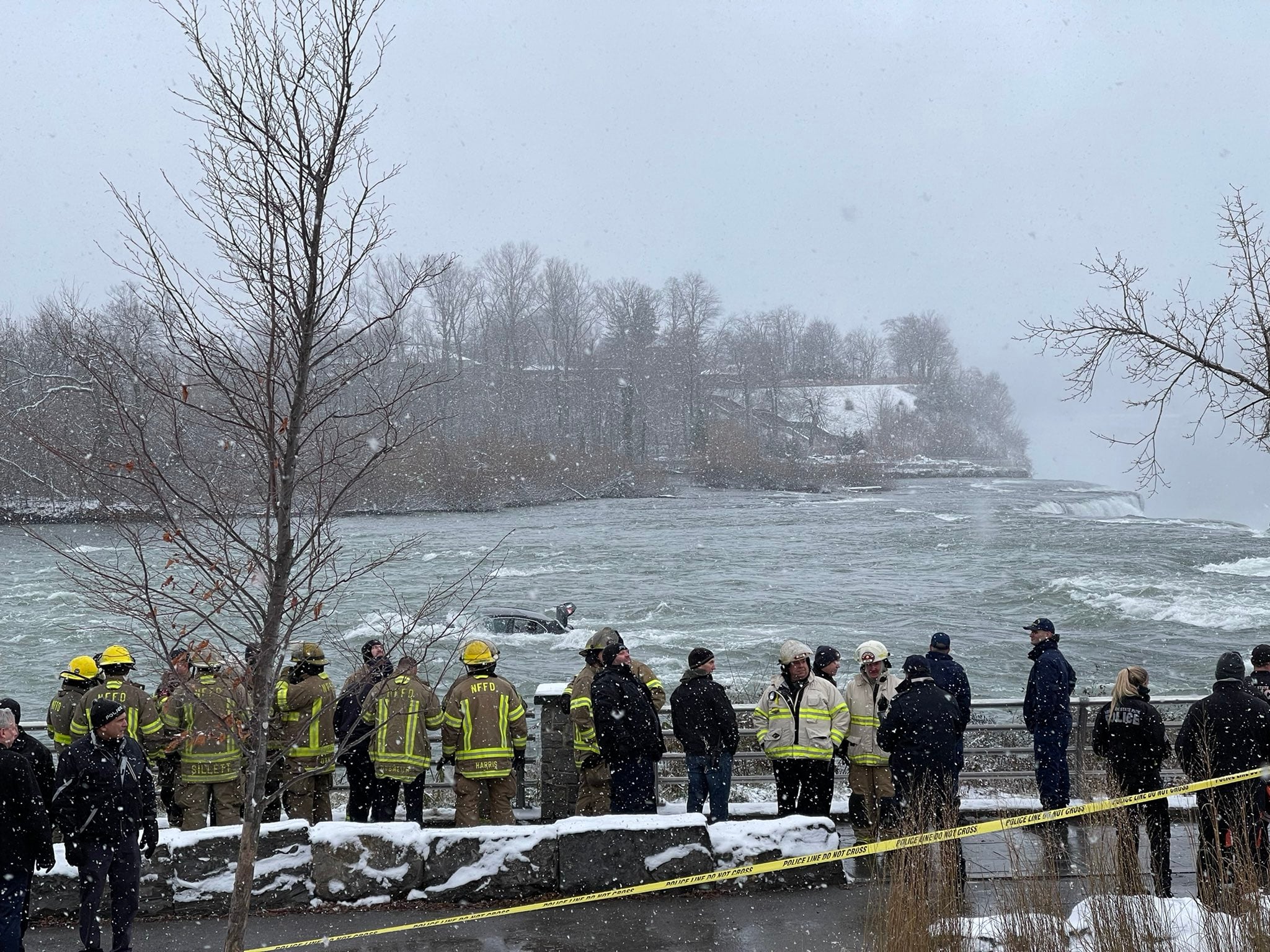 La atenta mirada de los bomberos y los testigos en el lugar ante el auto sumergido en las aguas. Twitter @DigitalNewsQR