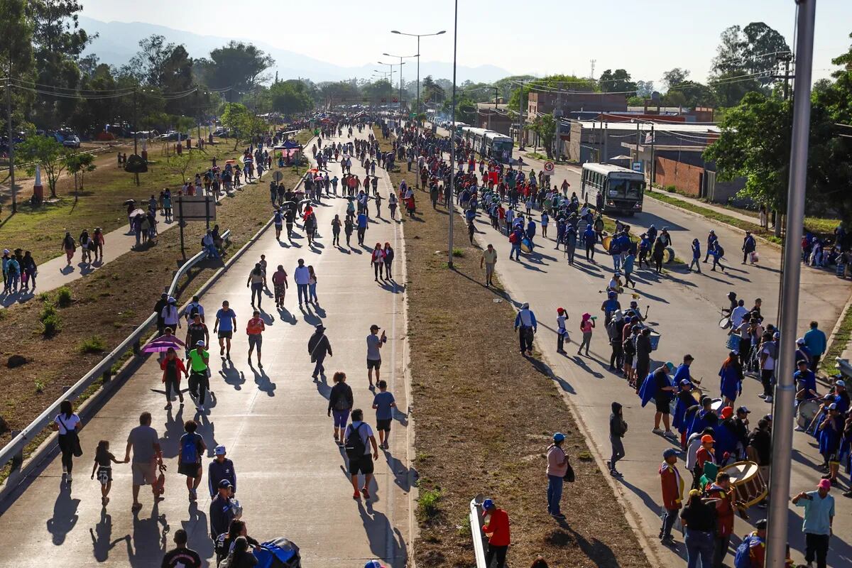 Desde muy temprano los caminantes van llegando a la localidad palpaleña de Río Blanco para asistir a las festividades e honor a la Santa Patrona de Jujuy.