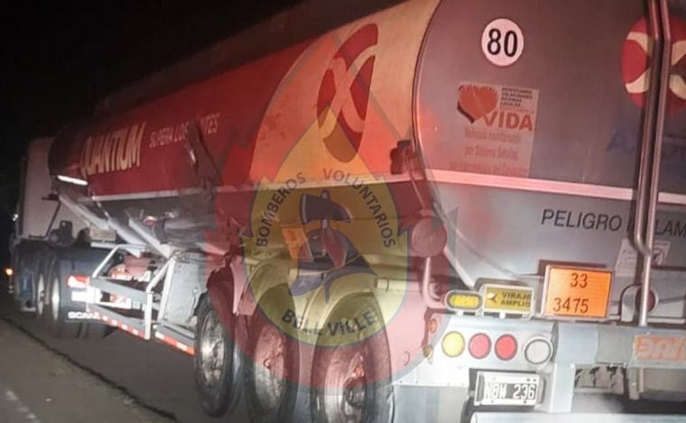 El rodado colisionó contra dos camiones Scania.