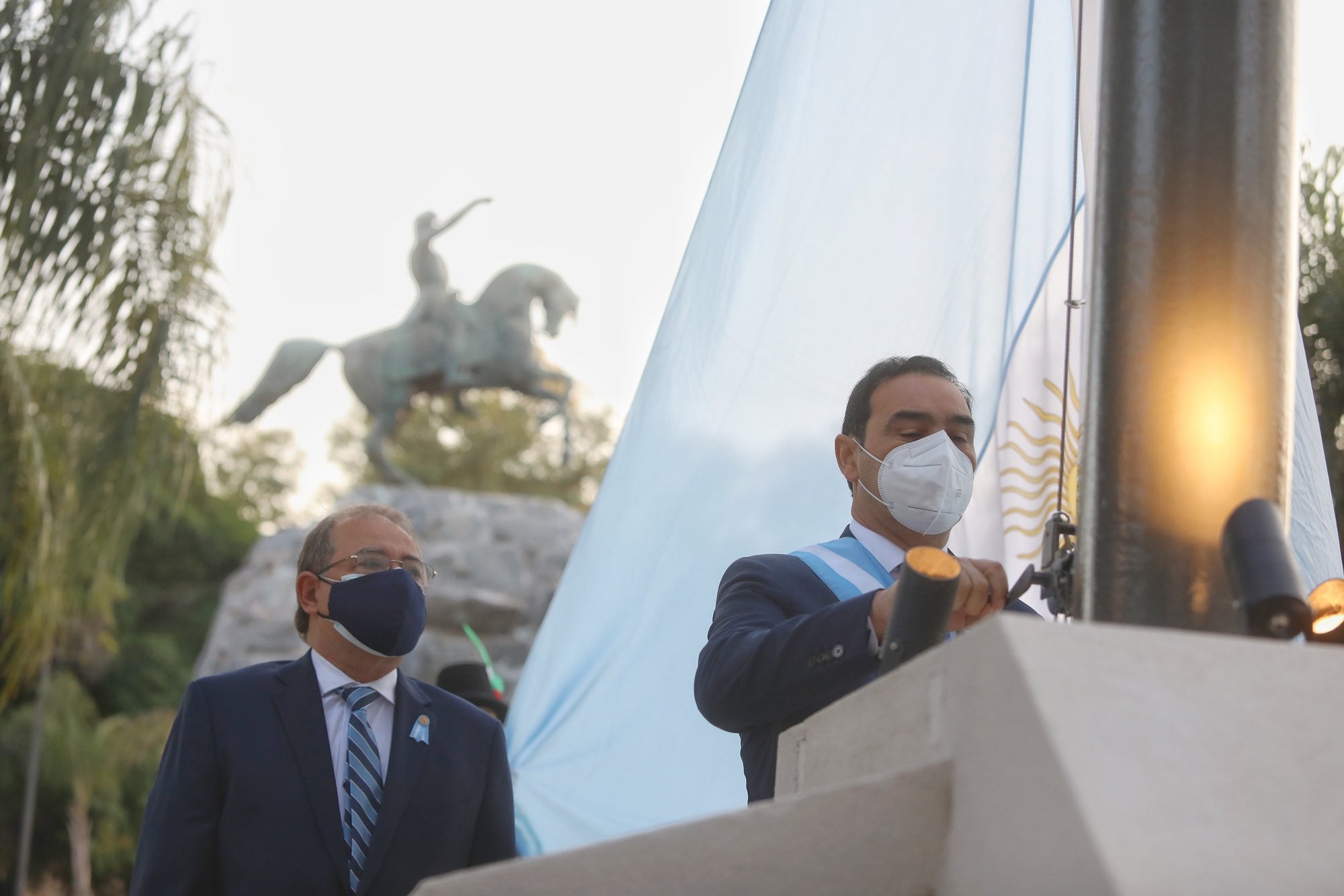 El gobernador junto al intendente de la capital provincial encabezaron los actos oficiales.