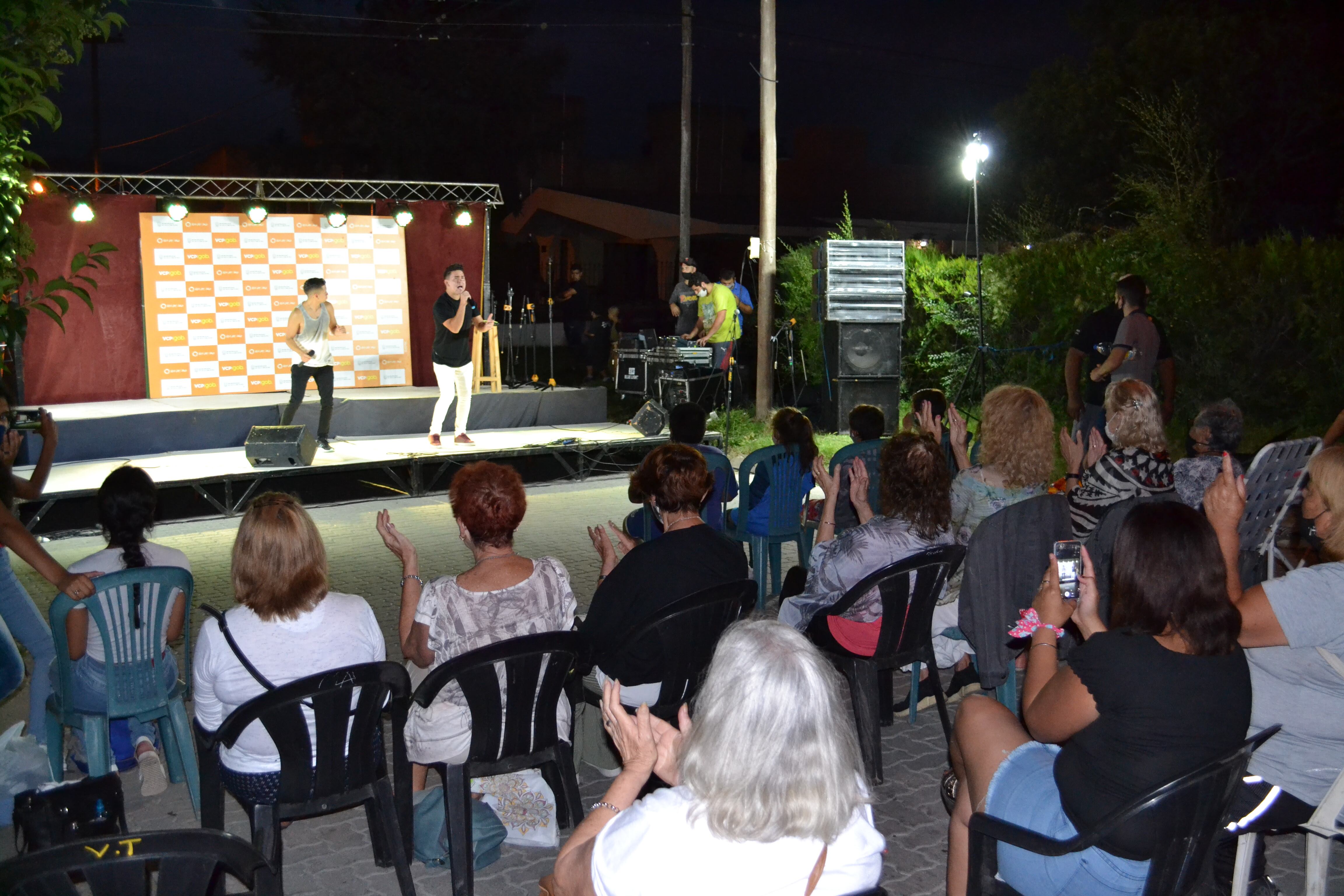 Acto de inauguración y celebración de las Fiestas Patronales en barrio Villa del Río y ante una importante cantidad de vecinos.