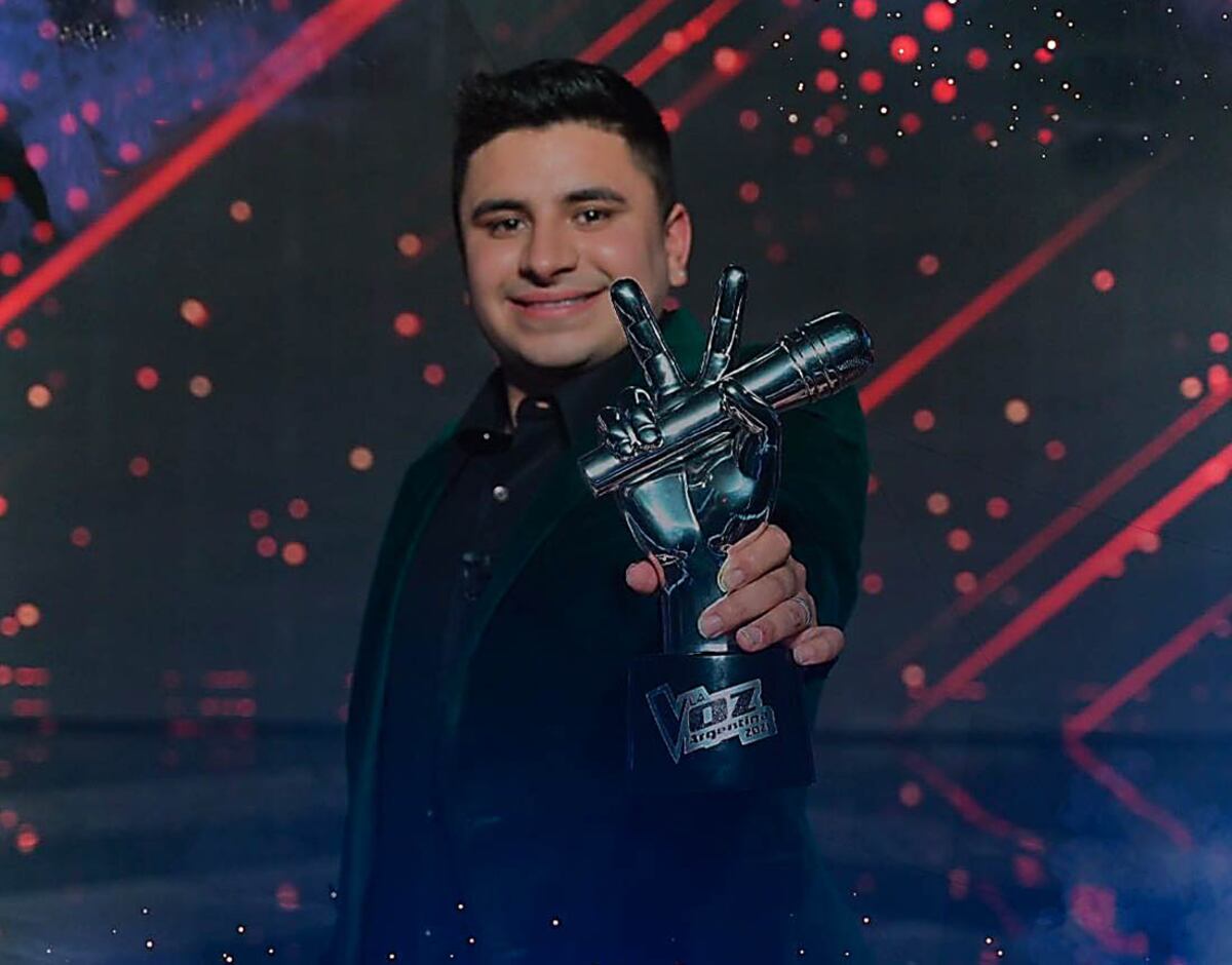 Francisco Benítez volvió a cantar y emocionó en “La Peña de Morfi”