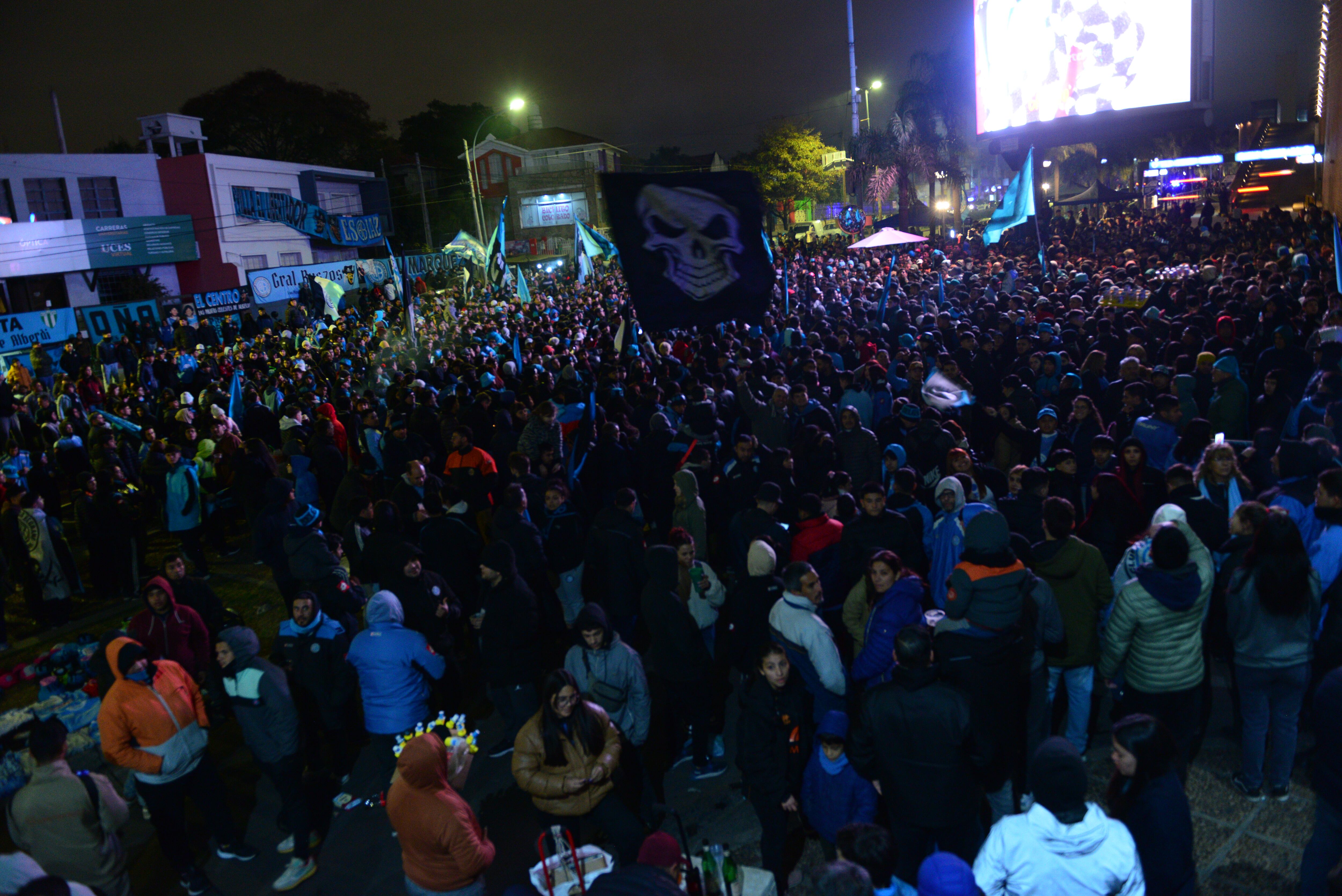 Banderazo de hinchas de Belgrano enfrente del Hotel Quinto Centenario en el que se aloja Belgrano antes del partido contra Paranaense por Copa Sudamericana. Foto Javier Ferreyra